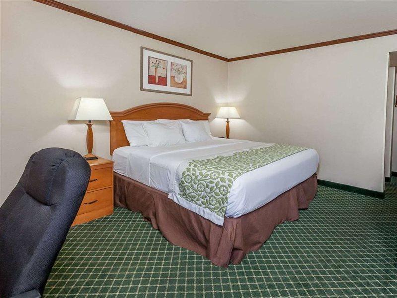 Days Inn & Suites By Wyndham Warren Kültér fotó