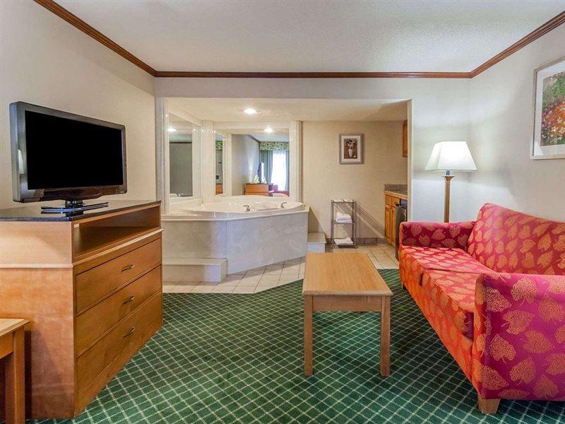 Days Inn & Suites By Wyndham Warren Kültér fotó