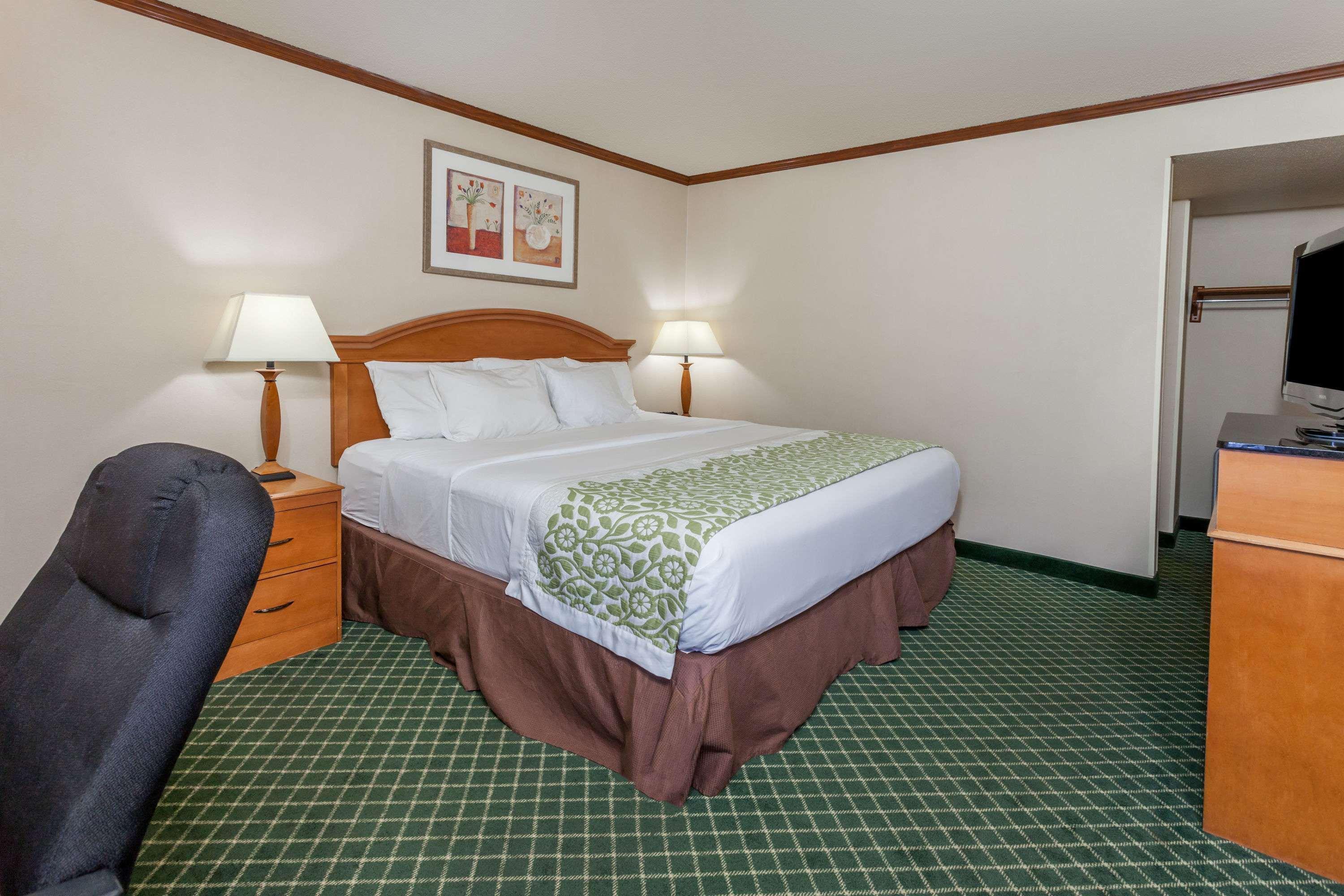 Days Inn & Suites By Wyndham Warren Kültér fotó