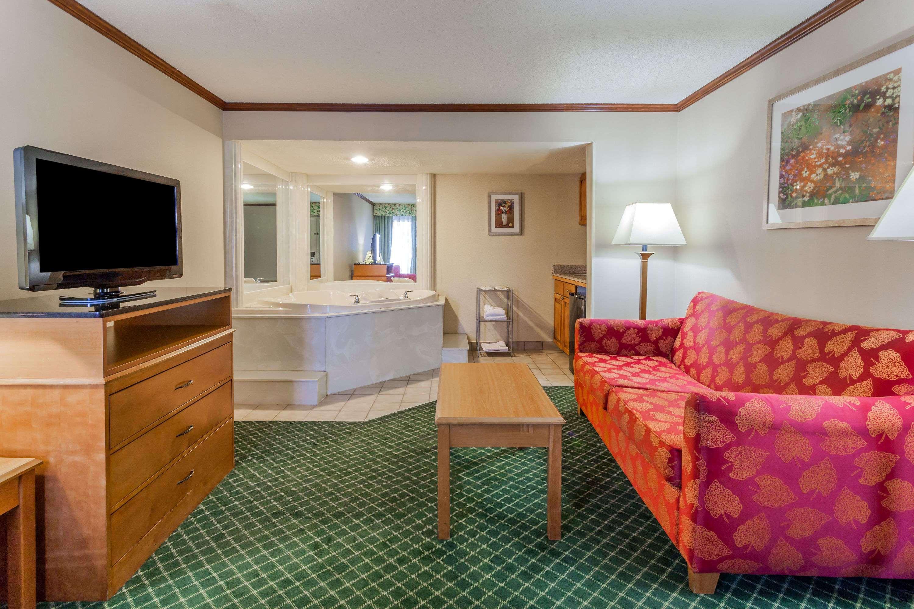 Days Inn & Suites By Wyndham Warren Kültér fotó