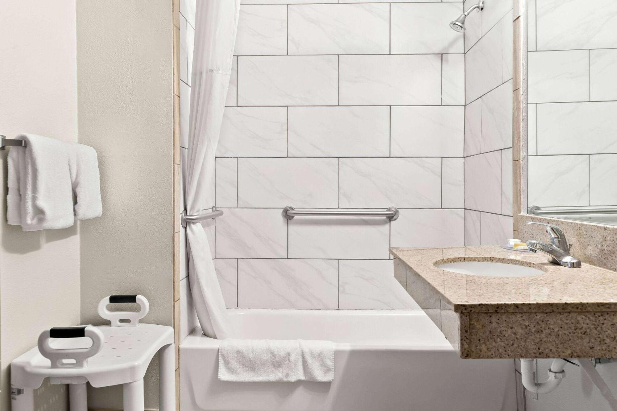 Days Inn & Suites By Wyndham Warren Kültér fotó