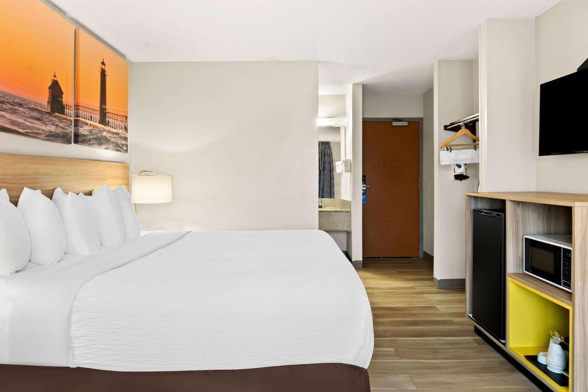 Days Inn & Suites By Wyndham Warren Kültér fotó