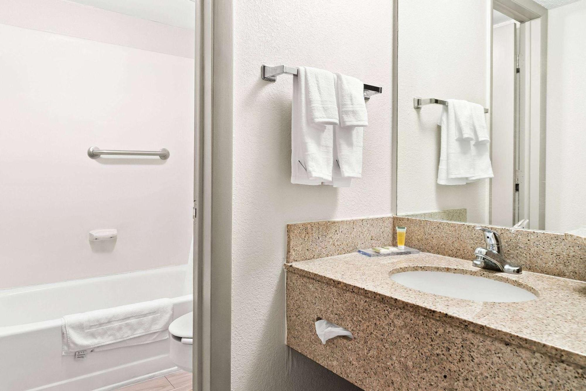 Days Inn & Suites By Wyndham Warren Kültér fotó