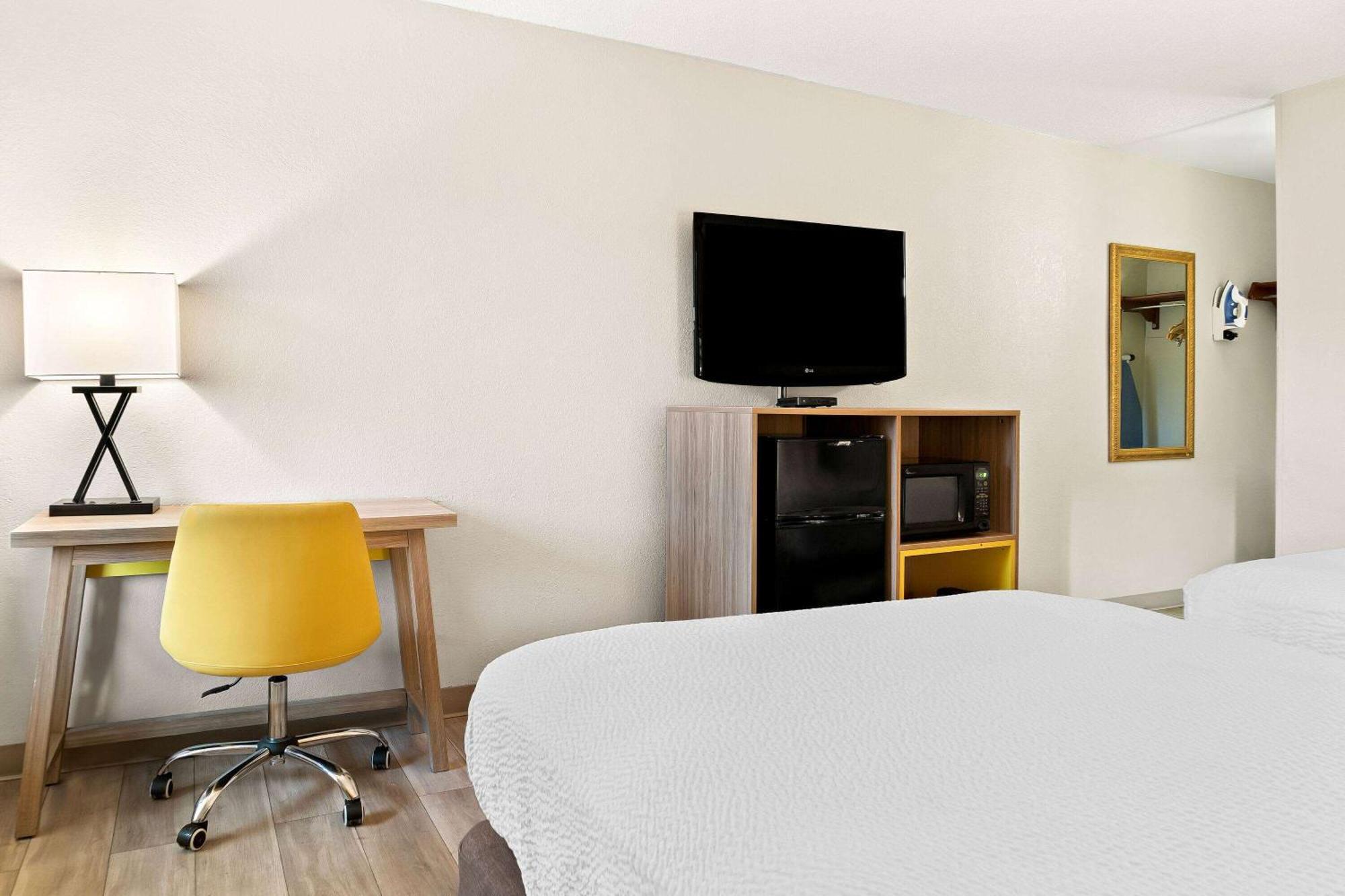 Days Inn & Suites By Wyndham Warren Kültér fotó