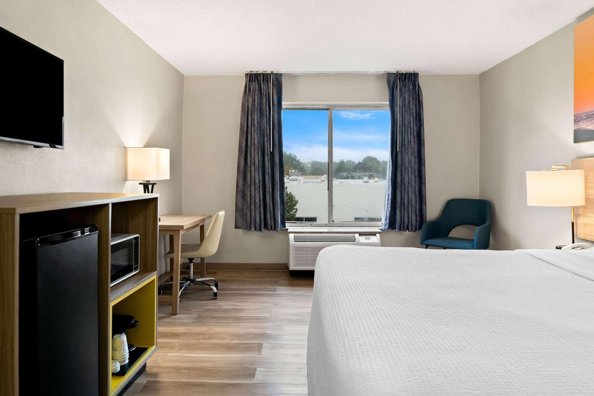 Days Inn & Suites By Wyndham Warren Kültér fotó